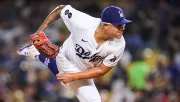 Julio Urías prácticamente fuera 