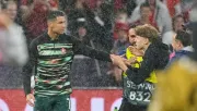 Cristiano Ronaldo esquiva a aficionado que invadió cancha para tomarse foto con él