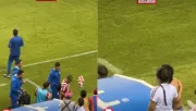 Chicharito ignoró al aficionado al salir de cambio
