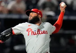 Filis suspenden al cerrador José Alvarado por 80 juegos