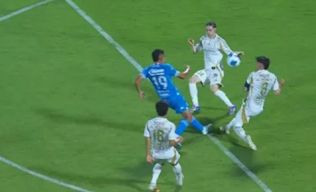 ¡Les dio una manita! Marcelo Flores cometió penal a los 25 segundos de haber ingresado al campo