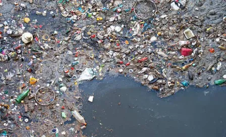 Japón desarrolla plástico que se disuelve en agua de mar y no deja microplásticos
